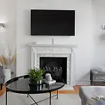 Mayfair Mews Apartment- 2 Bed 4